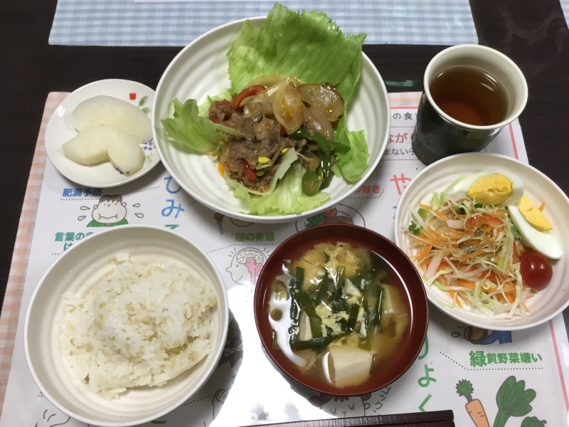 ひまわり荘 夕食 野菜たっぷりプルコギ 人参大根サラダ 梨 ニラ卵味噌汁 今日の献立