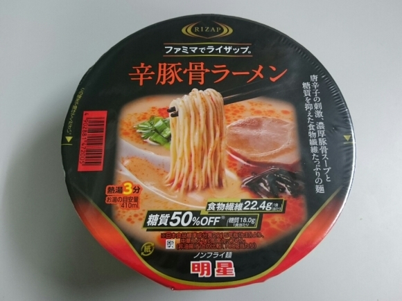 8/7夜勤飯 ファミマ × ライザップ × 明星 辛豚骨ラーメン ¥268_b0042308_01404300.jpg