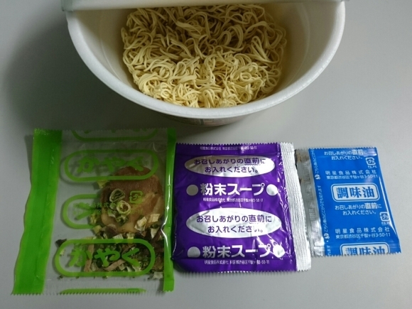 8/7夜勤飯 ファミマ × ライザップ × 明星 辛豚骨ラーメン ¥268_b0042308_01404418.jpg