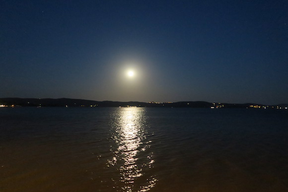 月食をたそがれの湖で、イタリア_f0234936_7504460.jpg