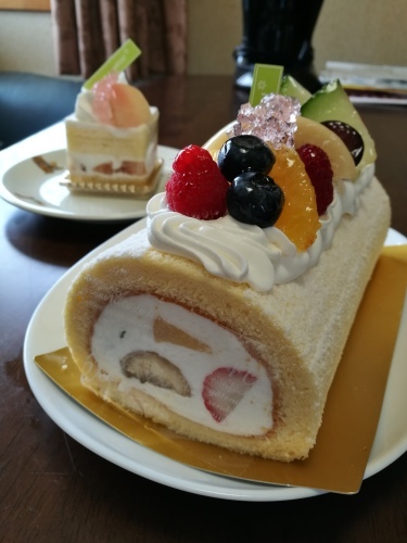 週末はロールケーキ_e0341143_09511718.jpg