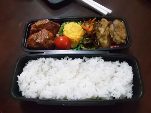 朝から昼の弁当を食べる孫たち(@_@;)_f0019498_08310304.jpg