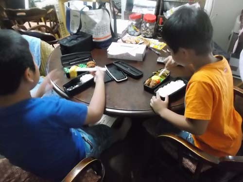 朝から昼の弁当を食べる孫たち(@_@;)_f0019498_08311467.jpg