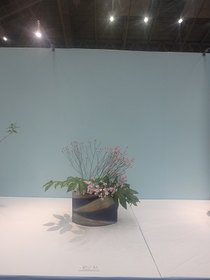 金沢市展示会での生け込み (草月会)_d0195183_1355535.jpg