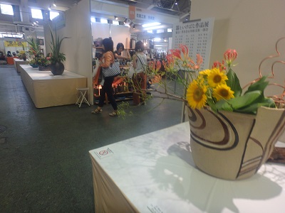 金沢市展示会での生け込み (草月会)_d0195183_1414944.jpg