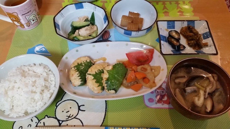 あじさい荘夕食 つくねのしそ包み焼き こんにゃくステーキ きんぴら 鶏肉とキュウリゴマ和え 今日の献立