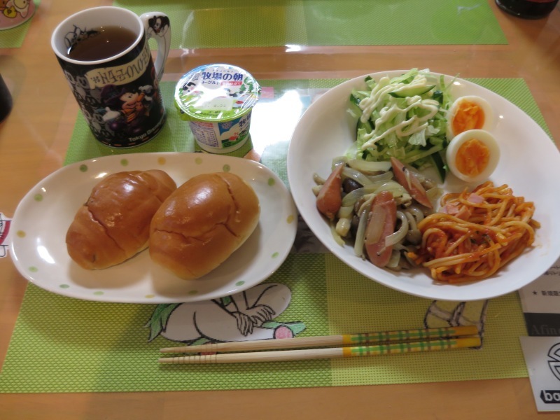 あじさい荘朝食 パン サラダ ゆで卵 ウィンナーしめじ炒め ナポリタン ヨーグルト 今日の献立