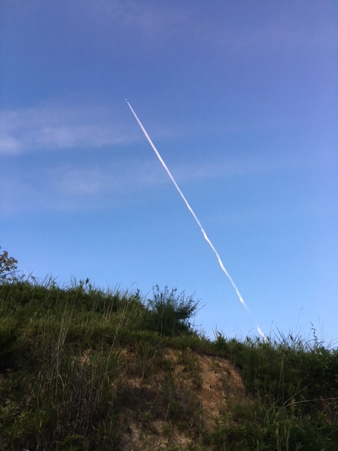 “ドット模様のティーセット”＆“青い空と飛行機雲”_c0334574_19441114.jpg