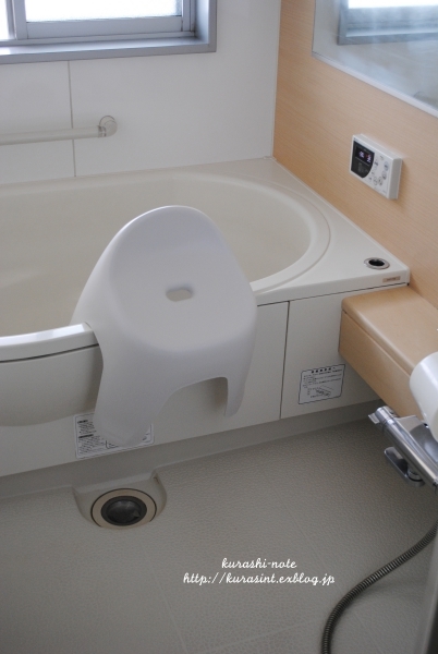 キレイを維持しやすいシンプルお風呂イス。_b0351624_12200535.jpg