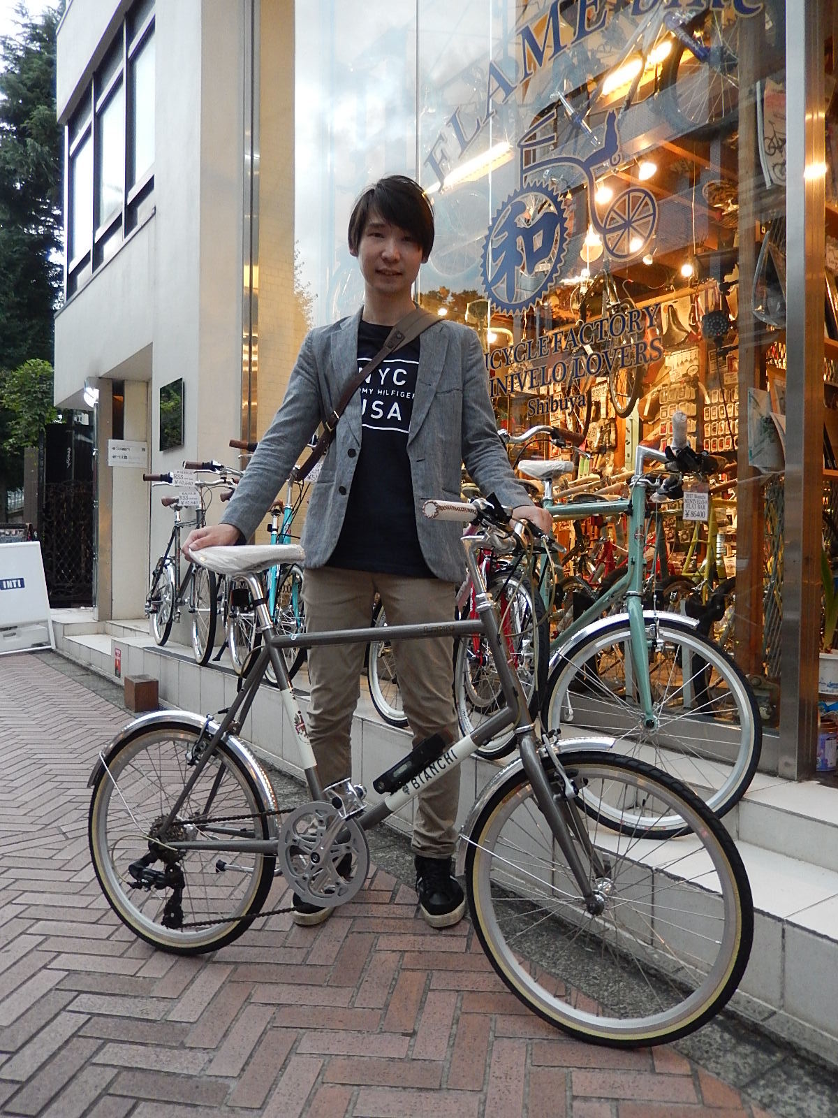 8月15日　渋谷　原宿　の自転車屋　FLAME bike前です_e0188759_18504869.jpg