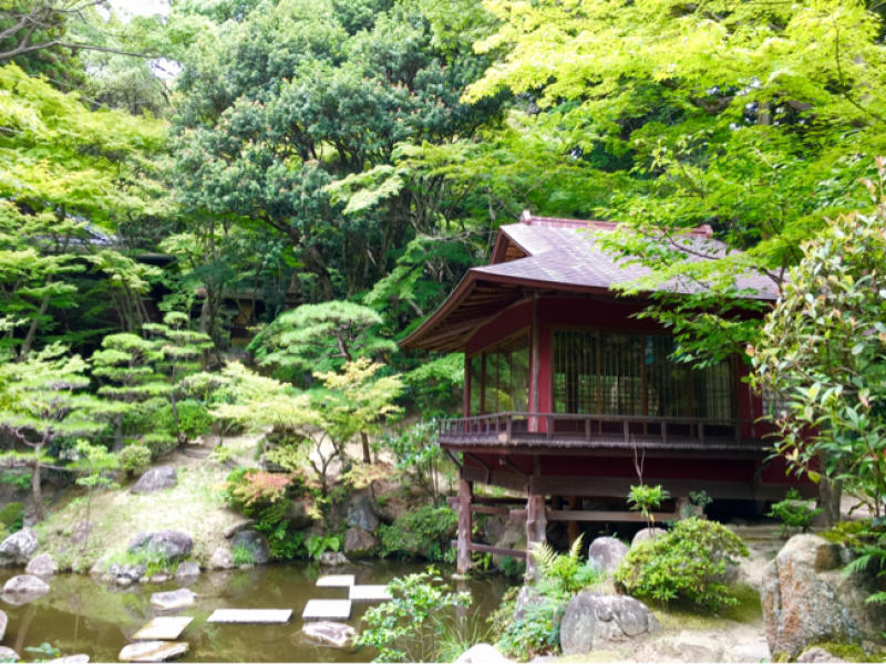 神戸迎賓館 旧西尾邸のお庭を散策 緑に映える真っ赤な壁のお茶室 薔薇好き花好き庭が好き 元英国在住 アートセラピストが造る癒しの庭