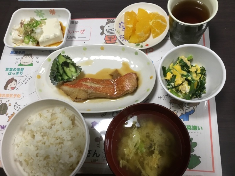 ひまわり荘 夕食  金目鯛の煮付け ニラ玉 オクラみょうがの冷奴 きゅうりとワカメの酢味噌 オレンジ みそ汁_c0357519_18312516.jpg