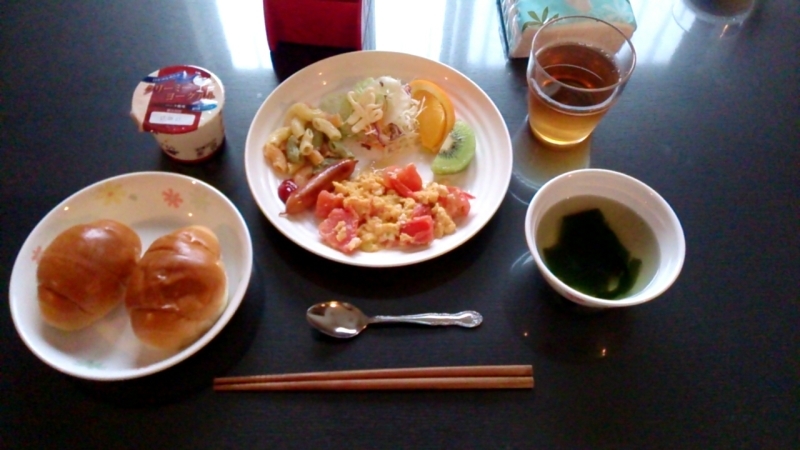 ひまわり荘 朝食  トマトと卵の炒め物 ヨ－グルト ワカメス－プ バタ－ロ－ル フル－ツ_c0357519_07472342.jpg