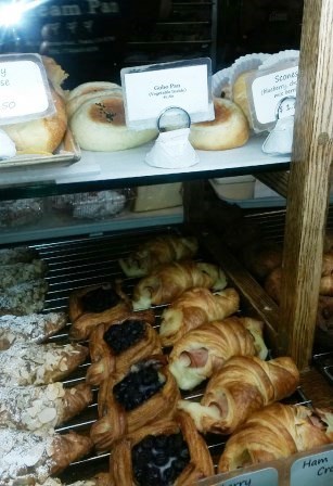 クリーム・パンの長い列に並んで苺クロワッサンをゲット!_e0350971_15312555.jpeg