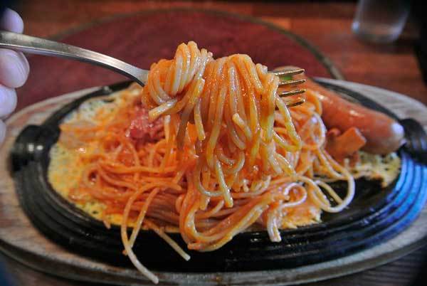 【レトロな山小屋風洋食店で「ナポリタン鉄板焼き」・・・「レストラン かぶと」(長野・富士見)】_a0005436_14445971.jpg