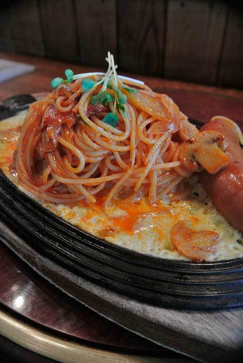【レトロな山小屋風洋食店で「ナポリタン鉄板焼き」・・・「レストラン かぶと」(長野・富士見)】_a0005436_14450070.jpg