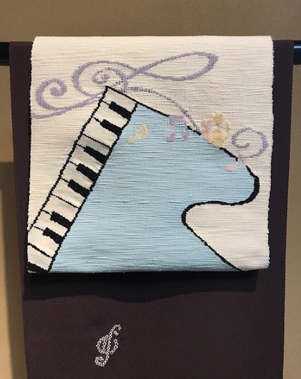 ピアノと音符と猫の手織り八寸帯＋藤井絞音符の絞り小紋_f0181251_1150183.jpg