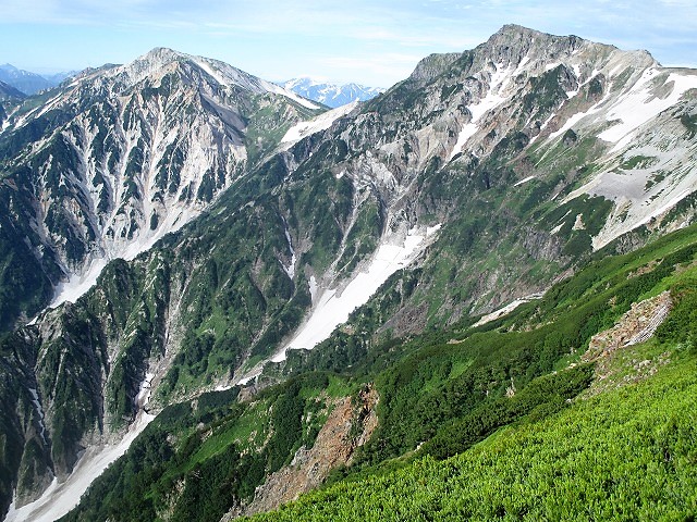 中部山岳　残雪と花の山　Day2　白馬大池から雪倉岳　　　　　Mount Yukikura in Chūbu-Sangaku NP_f0308721_13572666.jpg