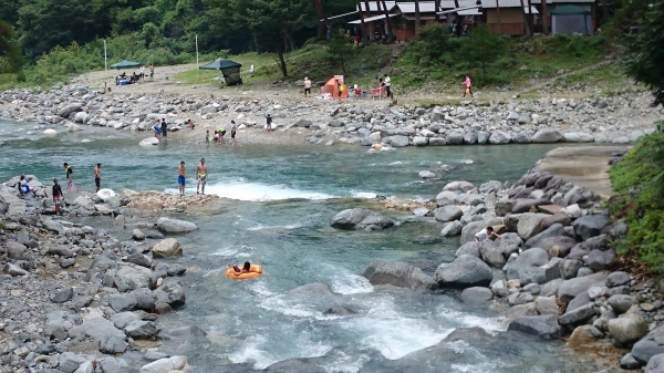 キャンプ場、今シーズンは川増水でなかなか川にはいれません！_e0020051_10431985.jpg