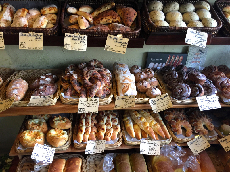 オリーブとチーズのパン 【二宮　Boulangerie Yamashita】_b0153224_21345095.jpg