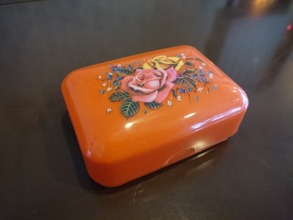 オレンジに花柄の石鹸ケース コルビジェ