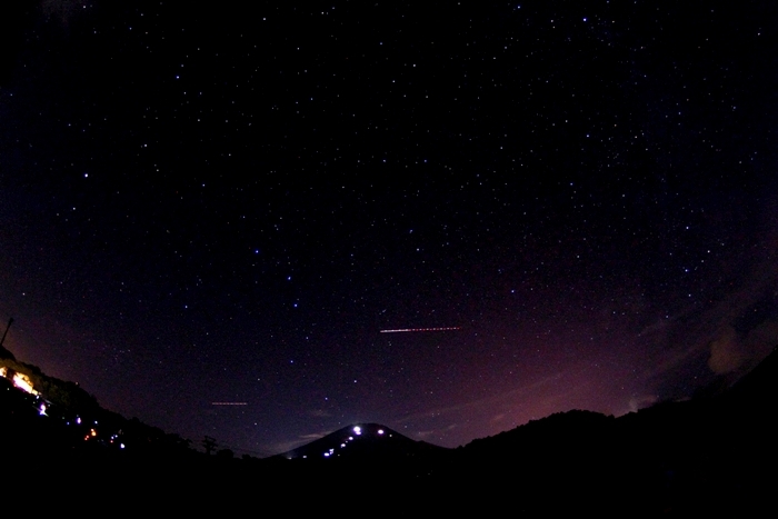 夜の富士山上に北斗七星 カシオペア座 飛行機の光跡が光っていた ８ １９撮影 17 8 21 むっちゃんの花鳥風月 鳥 猫 花 空 山