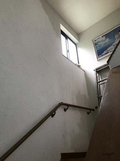 １００均セリアの優れもの塗料で階段壁をティファニーブルー風にDIYリノベ♪_f0023333_20572904.jpg