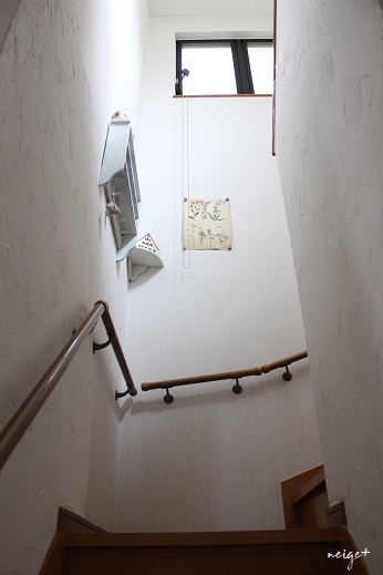 １００均セリアの優れもの塗料で階段壁をティファニーブルー風にDIYリノベ♪_f0023333_21092861.jpg
