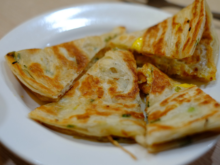 「台湾の朝ごはん 麥味登の大根餅、原西園橋下の焼餅加蛋、飯糰」_a0000029_19551254.jpg