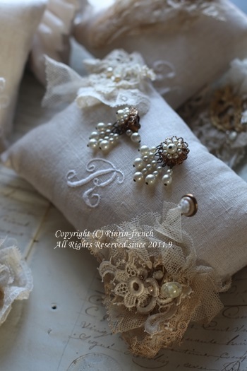 ちいさな刺繍とアンティークレースの ピンクッション : フレンチシック
