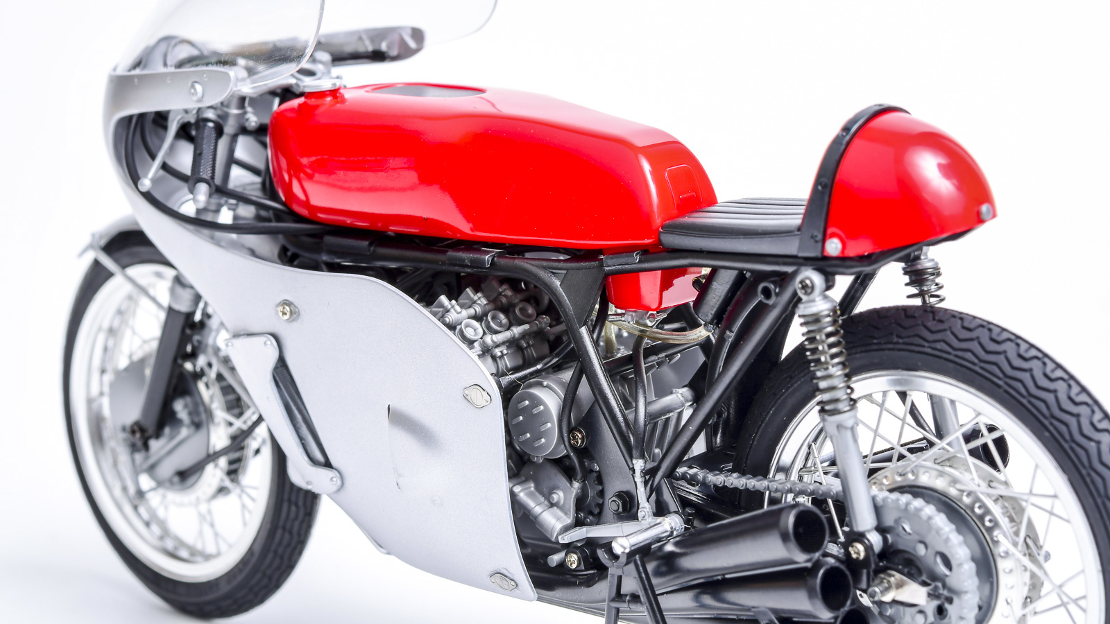 バイクプラモ界の最高傑作、タミヤのRC166を塗らずに組んで気絶しよう。_b0029315_18430449.jpg