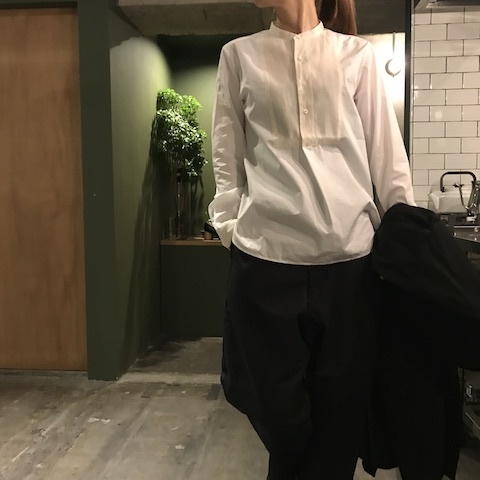 生成りカラーのスタンドシャツ_d0364239_19305266.jpg