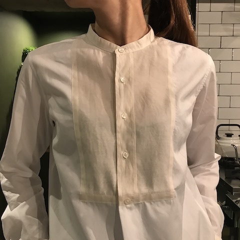 生成りカラーのスタンドシャツ_d0364239_19450936.jpg
