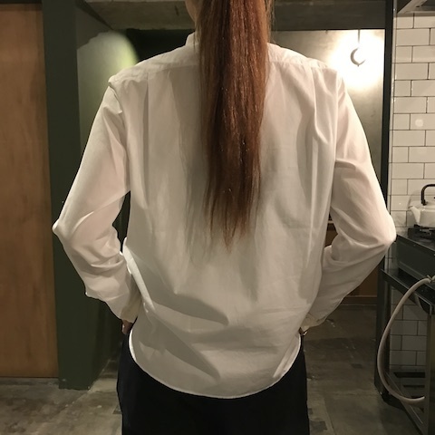 生成りカラーのスタンドシャツ_d0364239_19481711.jpg