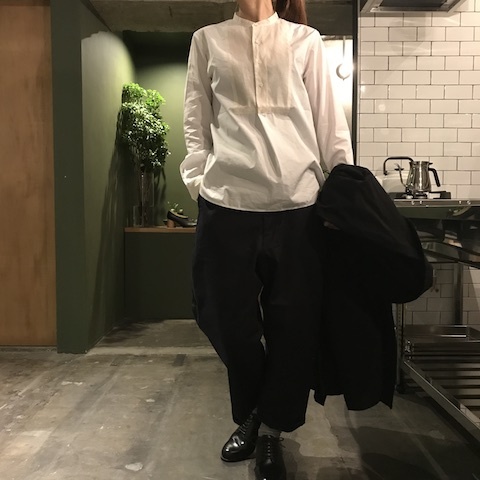 生成りカラーのスタンドシャツ_d0364239_19502514.jpg