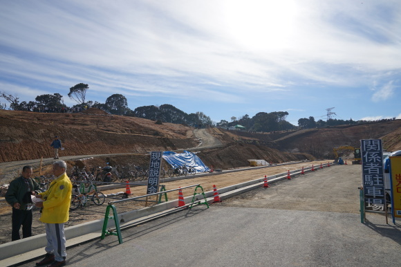 前畑遺跡は羅城の土塁？版築の様相を見る_a0237545_14331588.jpg