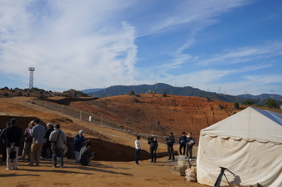 前畑遺跡は羅城の土塁？版築の様相を見る_a0237545_14412065.jpg