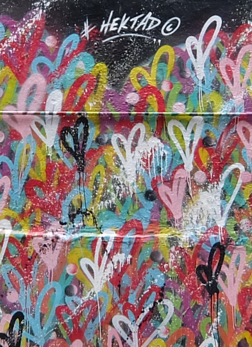 ハートがいっぱい集まってハート型になった「ラブ・ウォール」（Love Wall） by HEKTAD_b0007805_23435673.jpg