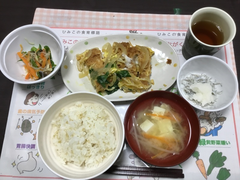 ひまわり荘 夕食 カツ煮 白滝人参ピーマンの中華和え シラス大根おろし 味噌汁 今日の献立 ひまわり荘 夕食 カツ煮 白滝人参ピーマンの中華和え シラス大根おろし 味噌汁 今日の献立