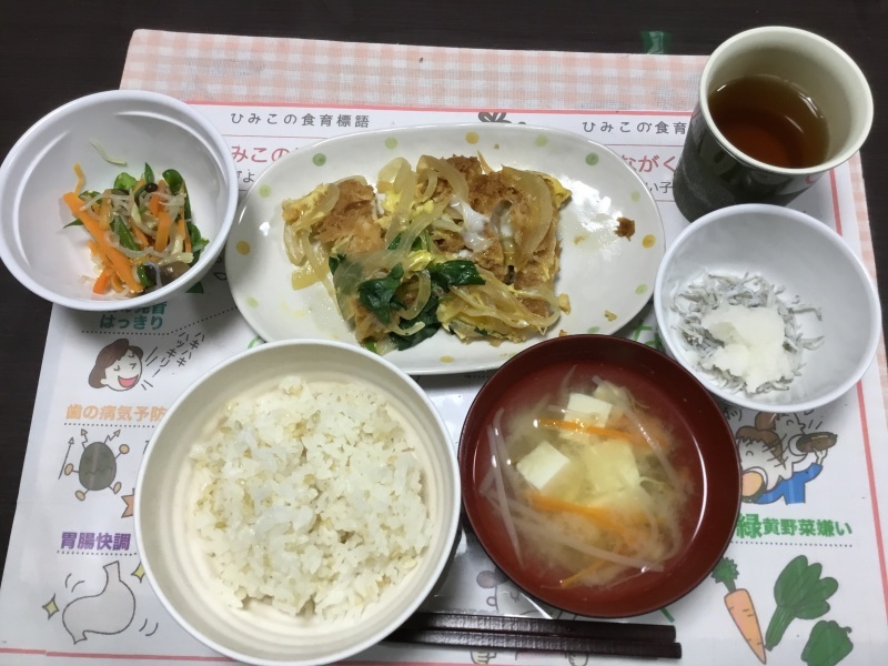 ひまわり荘 夕食 カツ煮 白滝人参ピーマンの中華和え シラス大根おろし 味噌汁 今日の献立