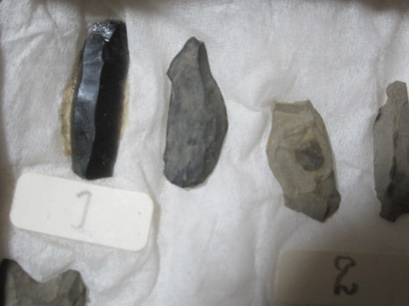 黒曜石・白滝の赤と腰岳の黒_a0237545_22244810.jpg