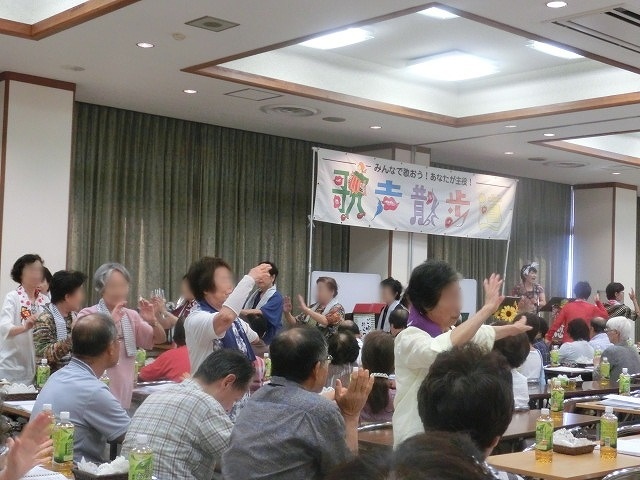 リコーダーの演奏から「炭坑節」の踊りまで あっという間の楽しい2時間「歌声散歩道」_f0141310_07040777.jpg