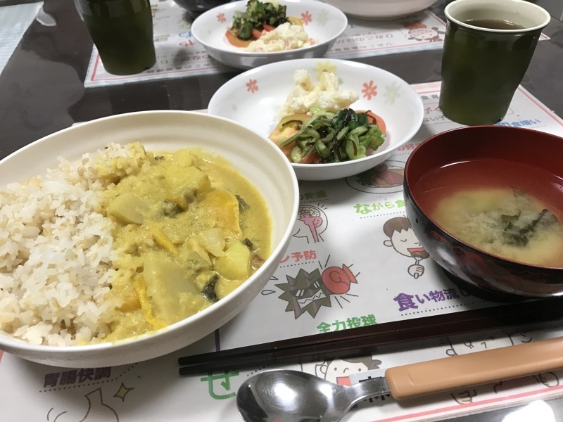 ひまわり荘 夕食 イエローカレー トマト塩サラダ 味噌汁_c0357519_17542256.jpg