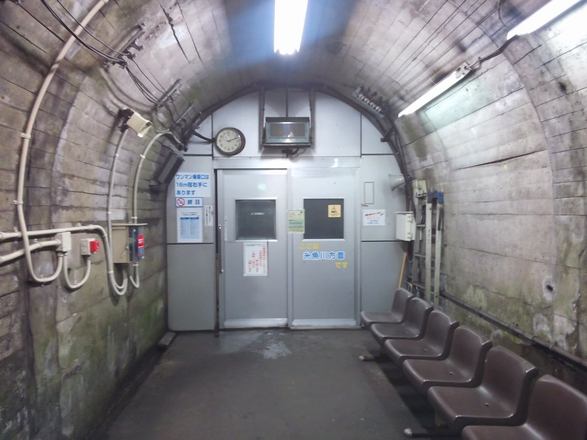 真夏の北日本海鉄道 3 (しなの鉄道/えちごトキめき鉄道/筒石駅)_b0005281_2234720.jpg