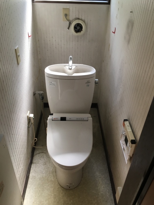 トイレ交換 TOTO タンクレス_e0243413_11541798.jpg