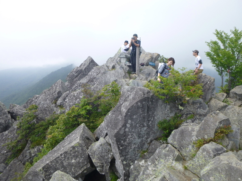 日本百名山 超人気の山　  乾徳山 (2.031M)  登頂編　NO ２_d0170615_17210908.jpg