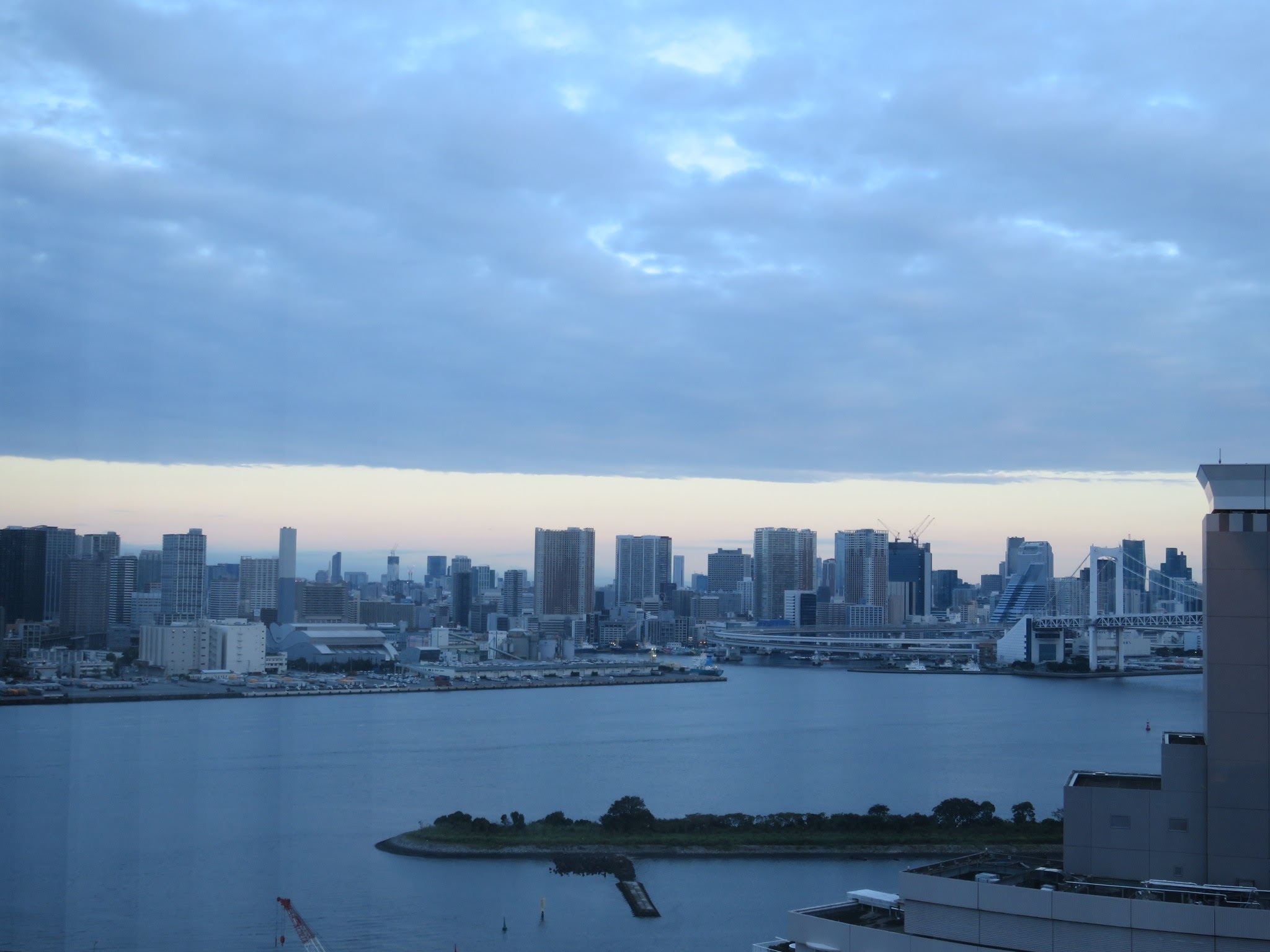 窓越しのお台場_a0057402_23002282.jpg
