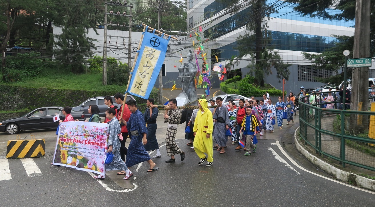 ９月１日　バギオ市制１０８周年祝賀：　バギオ・デイ・パレードは・・・_a0109542_11044831.jpg