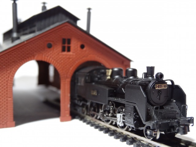 最新モデル しなのマイクロ と、燕雀鉄道白津機関区ジオラマ れんが建機関庫 その他