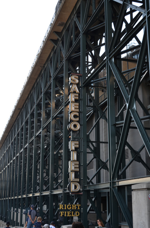シアトルに行ったら～、野球はともかく、（SAFECO FIELD）セーフコフィールドに遊びに行こう！_f0054556_14171921.jpg